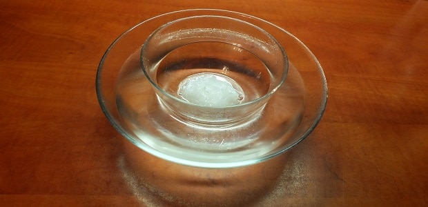 Vazelínu rozpusťte ve vodní lázni.