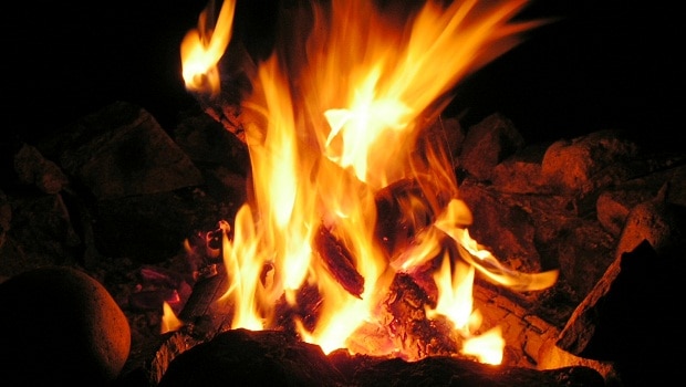 Nejenže si na ohni uvaříte, vytváří i dobrou atmosféru.