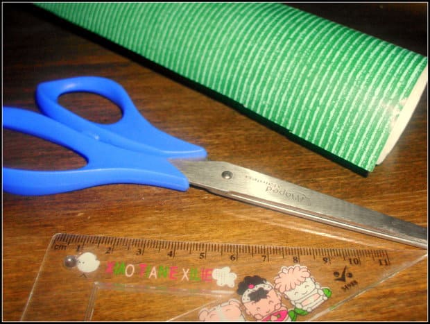 Na výrobu obalu postačí pouze nůžky, papír a pravítko.
