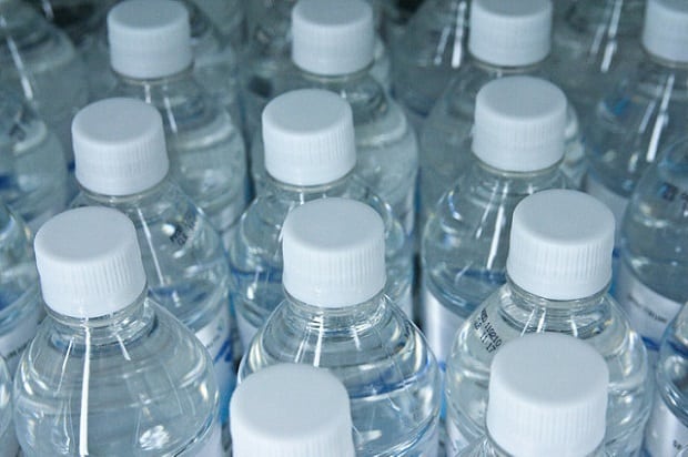 Plastové lahve jsou velkou zátěží pro životní prostředí.