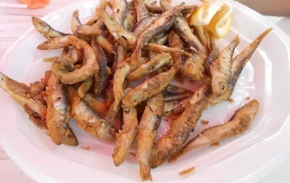 Malé sardinky, smažené v těstíčku chutnají jak chipsy.