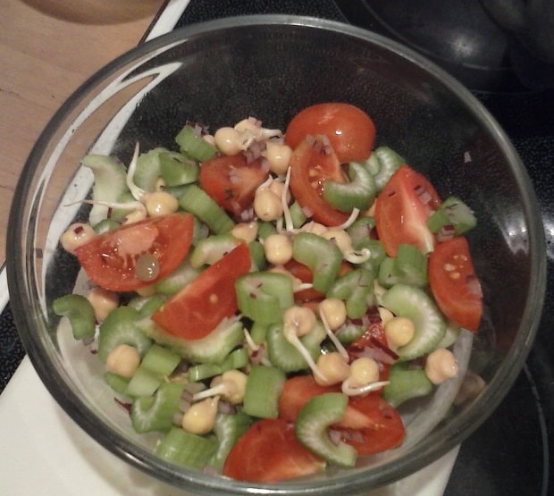 Klíčená cizrna v zeleninovém salátu.