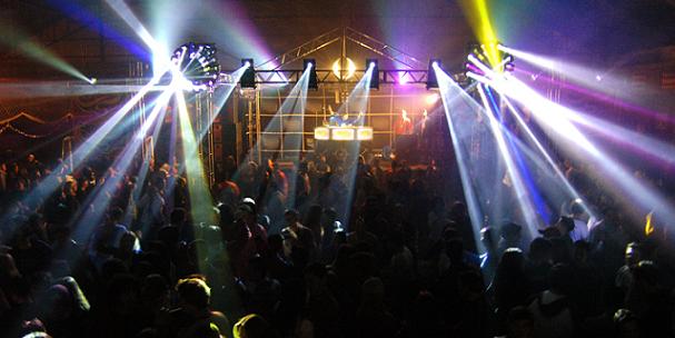 Bary a párty jsou ideálním místem k seznámení. Foto: sxc.hu