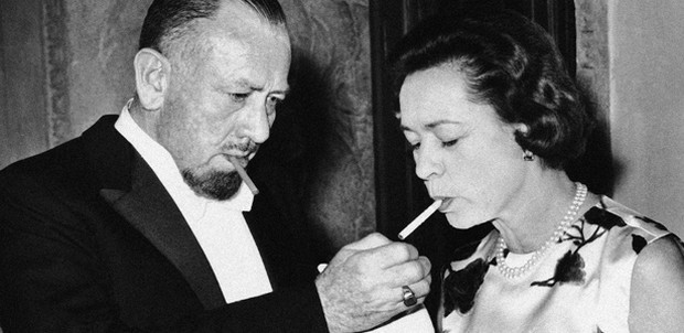 Steinbeck zapaluje cigaretu své manželce Elaine.