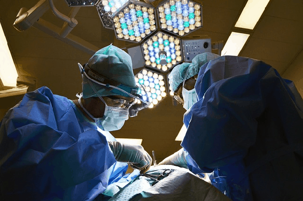 Transplantace provádějí odborníci, kteří v černém trhu vidí možnost pomoci a rychlého výdělku.