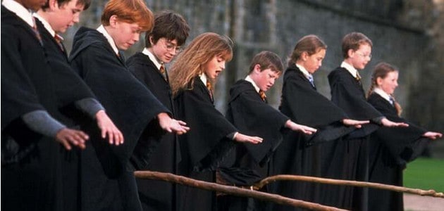Harry a jeho spolužáci v prvním dílu.