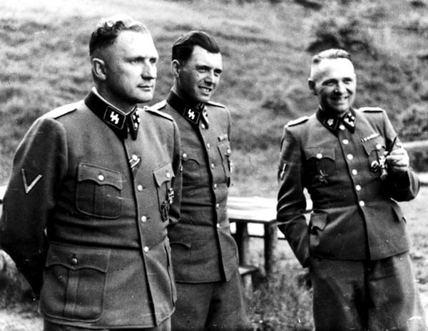 Richard Baer, Dr. Josef Mengele and Rudolf Hoess (zleva)