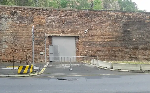Vrata do podzemního objektu se nachází přímo naproti Úřadu vlády.