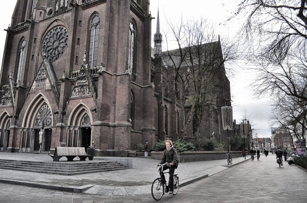 Cyklista u Sint-Catharinakerk.