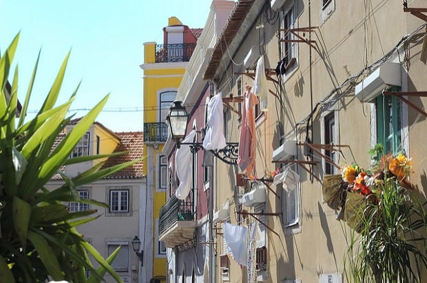 Křivolaké lisabonské uličky jsou mimořádně malebné.