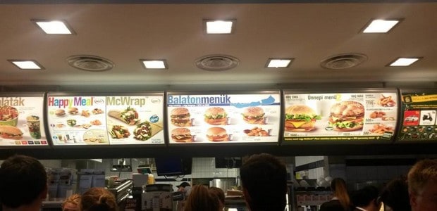 Když už jednou pracujete v McDonaldu, tak musíte srovnávat. Tady jeden snímek z maďarského McDonaldu.