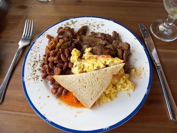 Mexická snídaně – míchaná vajíčka s fazolemi a pečivem.