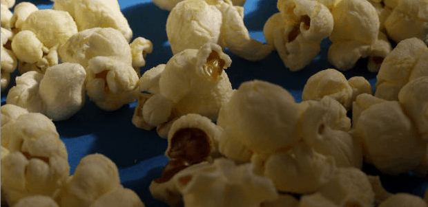 Ke zhlédnutí filmu neodmyslitelně patří kyblík popcornu.