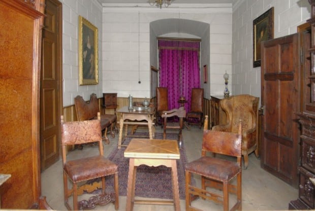 Interiér zámku Žleby - pracovna knížete.