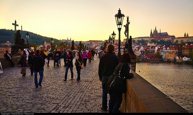 Pražská klasika. Karlův most a šňůra turistů s impozantním Pražským hradem v pozadí.