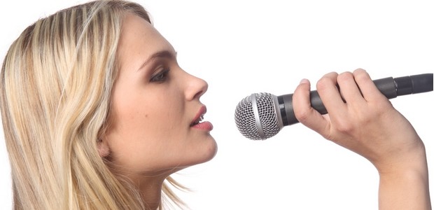 Moderátoři, hlasatelé, ale také zpěvací potřebují pravidelný jazykový trénink.