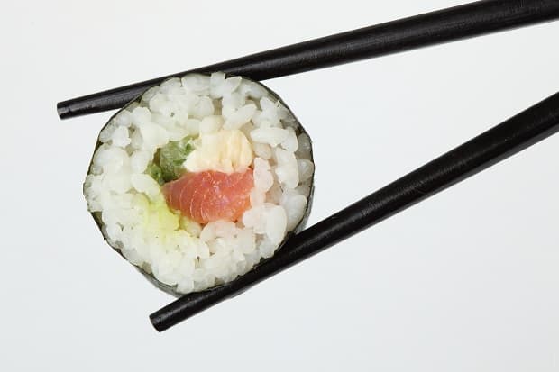 Sushi je oblíbený pokrm z rýže a ryb.