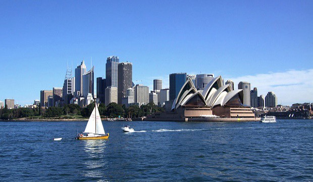 Krásné pláže, budova Opery a moderní výškové budovy. To je australské Sydney.