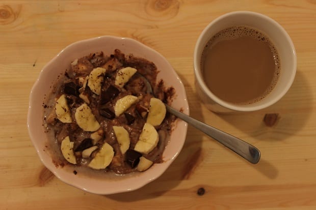 Pohanková kaše s banánem a hořkou čokoládou a káva se sójovým mlékem.